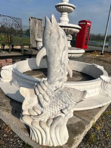 Fontana delfino e pesce su onde in marmo